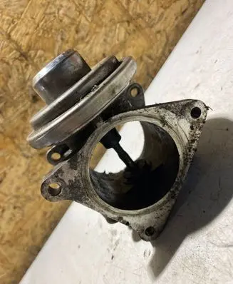 Volkswagen Golf V EGR valve 038129637D