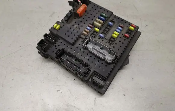 Volvo XC90 Fuse module 30728512 05W493 28017881