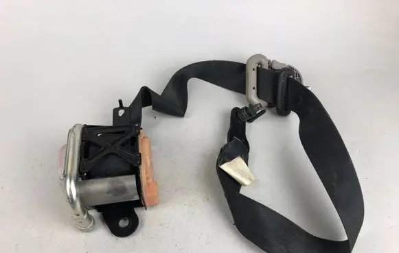 Subaru Impreza II Front seatbelt