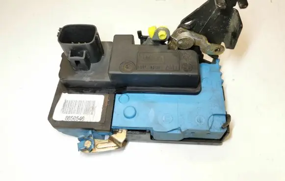 Volvo V70 Front door lock 8650546