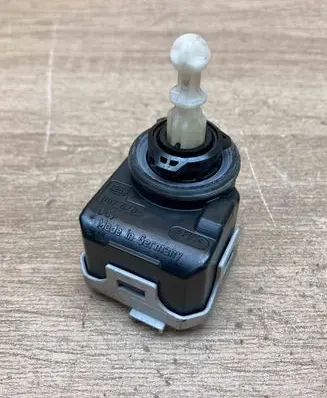 Volvo S40, V40 Headlight level adjustment motor 007878