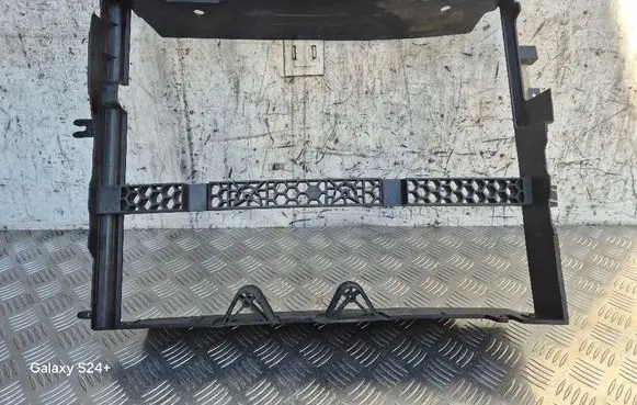 Radiator mount bracket