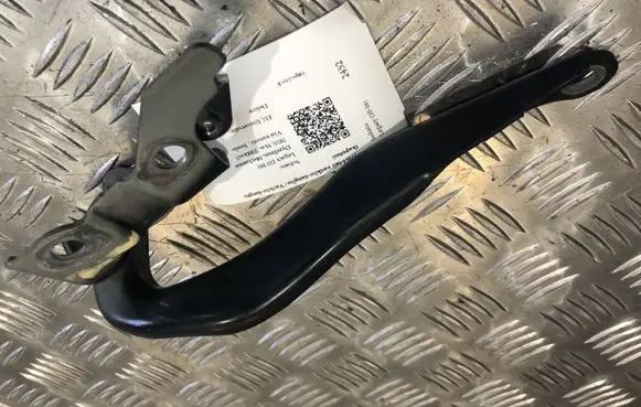 Engine bonnet/hood hinges