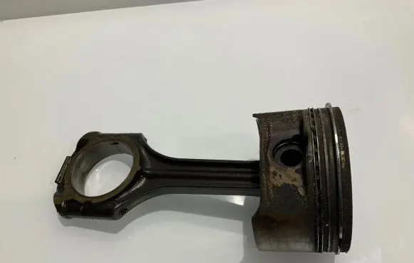 Mercedes-Benz E W211 Piston with connecting rod