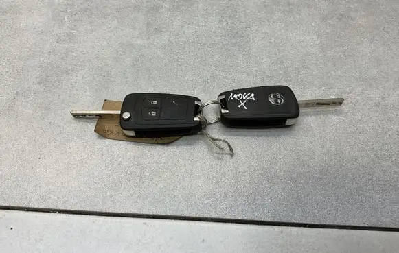 Opel Mokka X Ignition key/card 42495045