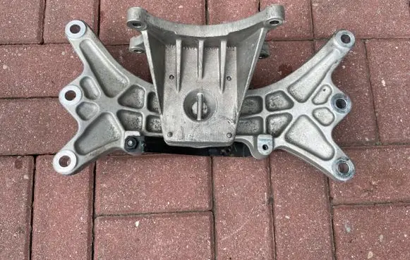 Maserati Ghibli Gearbox mounting bracket 670001738