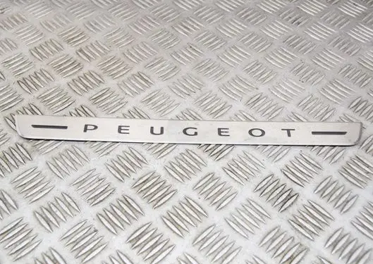 Peugeot 2008 II Front sill trim cover 98326989RW