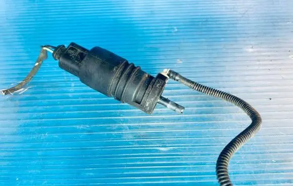 Volkswagen PASSAT B6 Windscreen/windshield washer pump 1K5955651 3122785