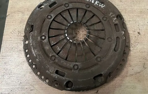 Volkswagen Scirocco Pressure plate 03C141015P 04E141016K