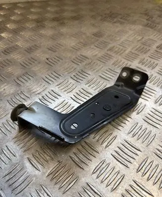 Volvo XC90 Fender mounting bracket 