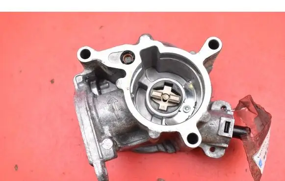 Audi A4 S4 B8 8K Vacuum pump 06J145100B