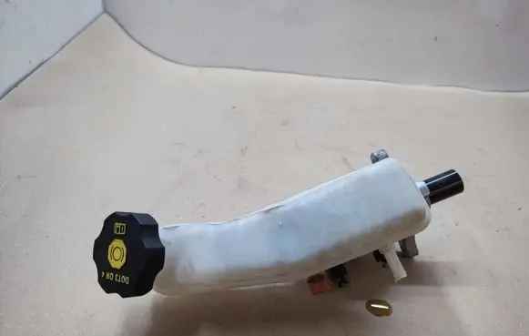 Brake fluid reservoir