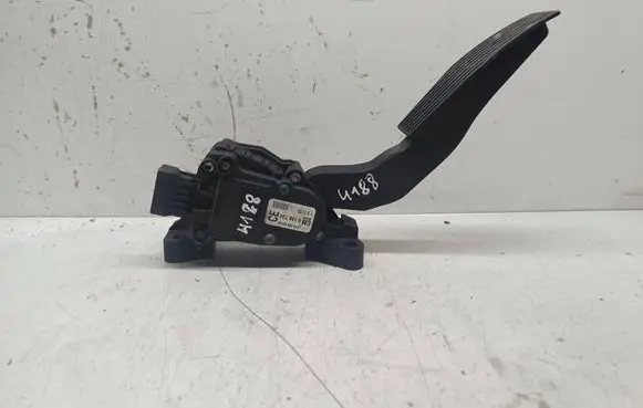 Accelerator throttle pedal