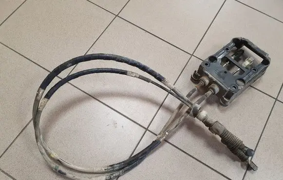 Gear shift cable linkage
