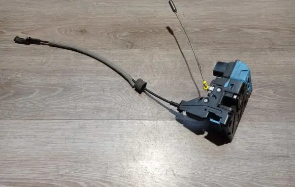 Volvo V70 Front door lock 30699748