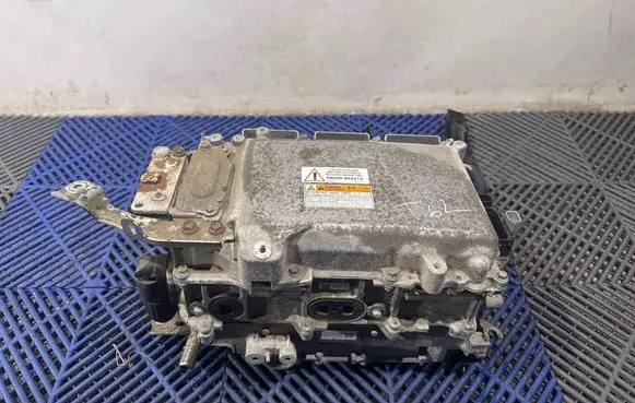 Toyota RAV 4 (XA40) Voltage converter inverter 2252114203017