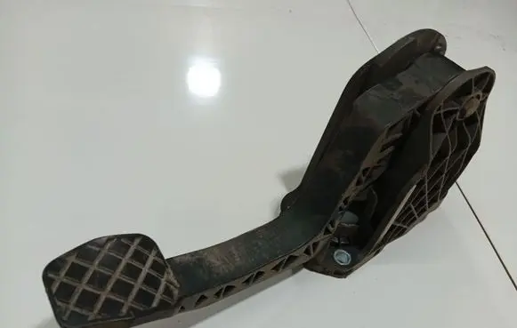 Volkswagen Golf Plus Clutch pedal 1K721059BJ