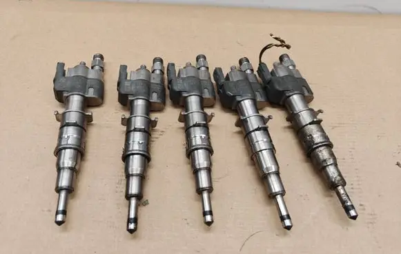 BMW 3 E90 E91 Fuel injector 7589048