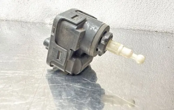 Opel Omega B1 Headlight level adjustment motor 00728230