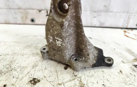 KIA Sorento Engine mounting bracket