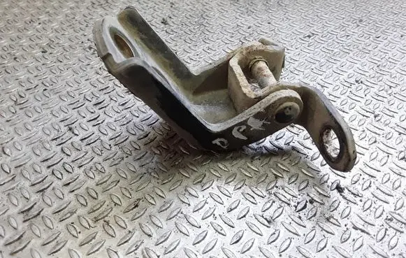 Nissan X-Trail T30 Front door lower hinge 
