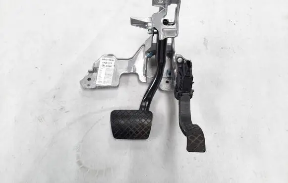 Accelerator throttle pedal