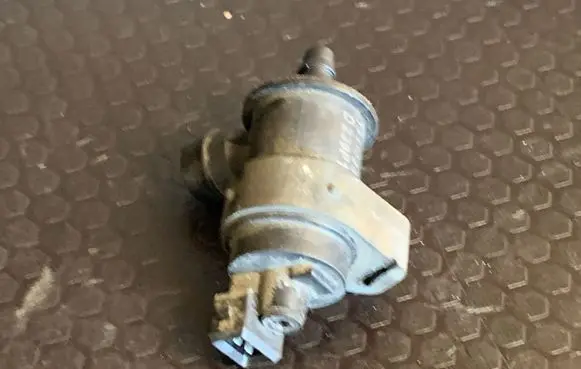 Opel Astra J Vacuum valve 13110331 D239P1