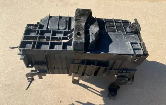 Chevrolet Cruze Battery box tray 13354419