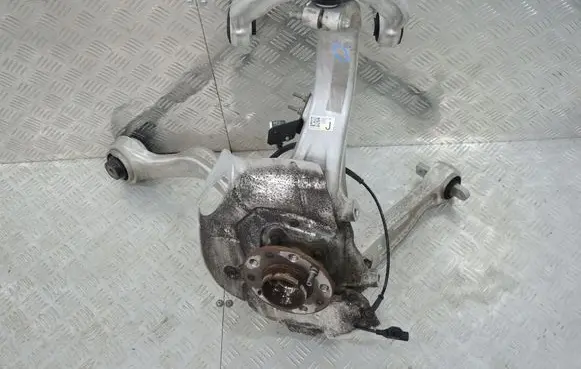 Alfa Romeo Giulia Front wheel hub spindle knuckle 505631390