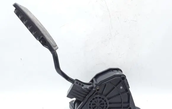Honda CR-V Accelerator throttle pedal JM14B