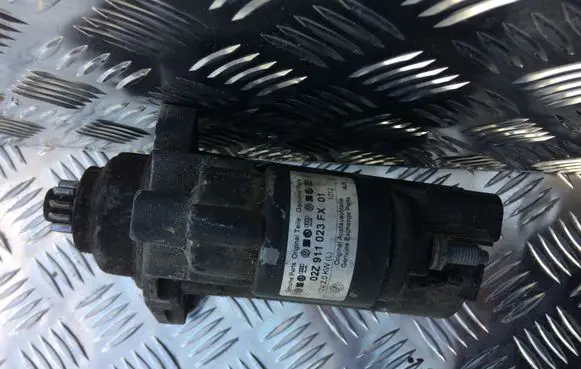 Volkswagen Golf V Starter motor 02Z911023
