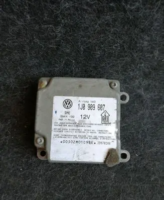 Volkswagen PASSAT B5 Airbag control unit/module 1J0909607