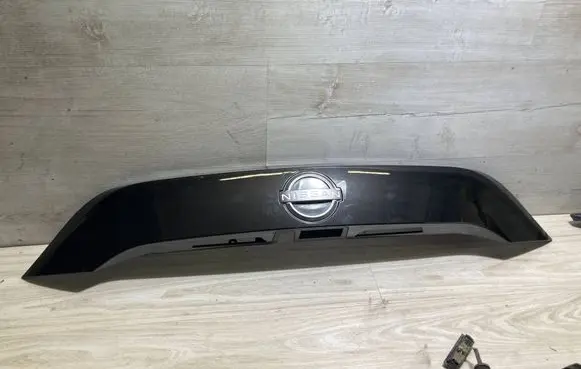 Nissan Juke II F16 Trunk door license plate light bar 908106pa0a