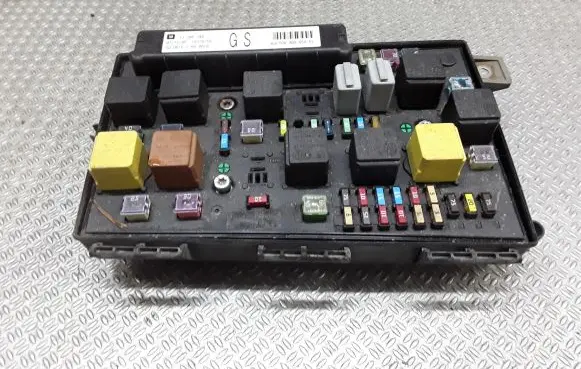 Opel Zafira B Fuse module 13206746