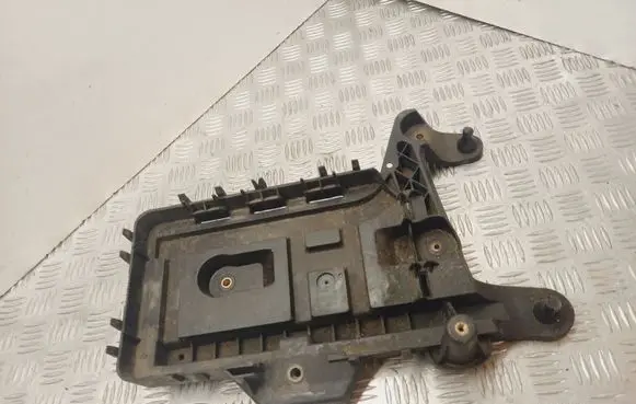Volkswagen PASSAT B6 Battery tray 1K0915333C