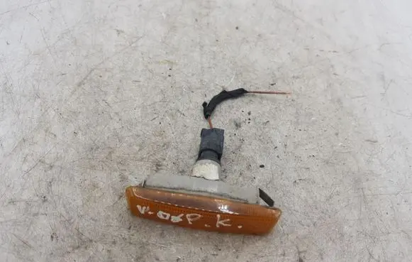 BMW 5 E39 Front fender indicator light 8360569