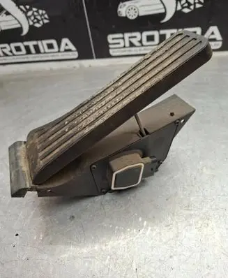 Mercedes-Benz C W204 Accelerator throttle pedal A2043000004 A7043000004