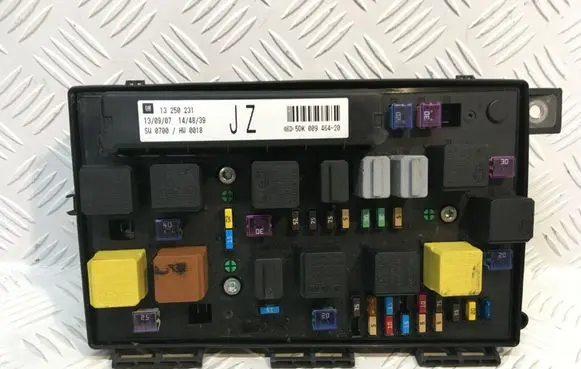 Opel Zafira B Fuse module 13250231JZ