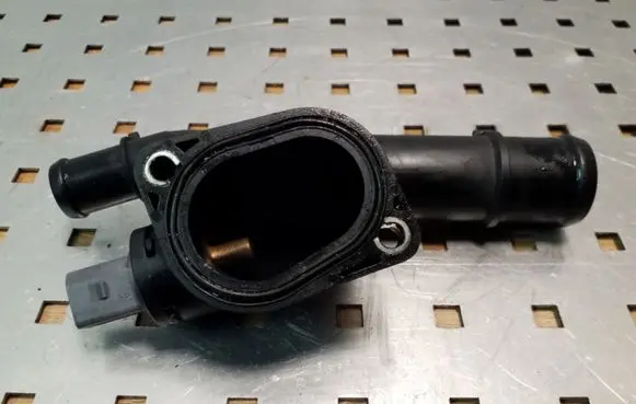 Volkswagen PASSAT B6 Engine coolant pipe/hose 03G121132