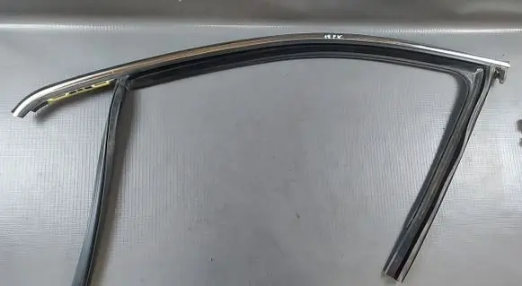 Jeep Cherokee Front door window/glass frame 82750AA