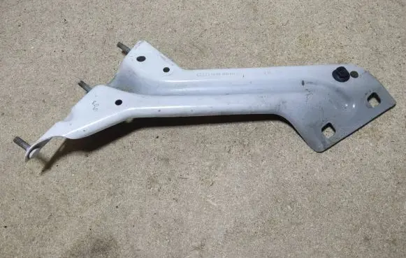 Audi Q5 SQ5 Fender mounting bracket 8R0821135