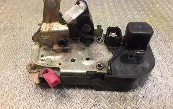 Jeep Grand Cherokee (WK) Coupe door lock (next to the handle) 