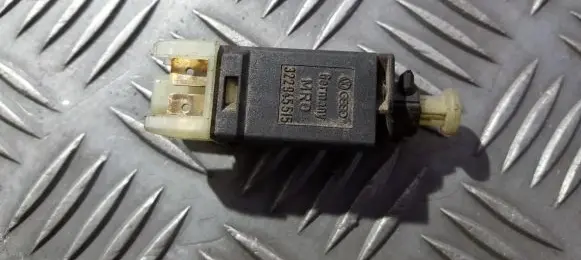 Volkswagen PASSAT B3 Brake pedal sensor switch 322945515