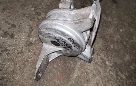 Opel Zafira B Engine mount bracket 90539246