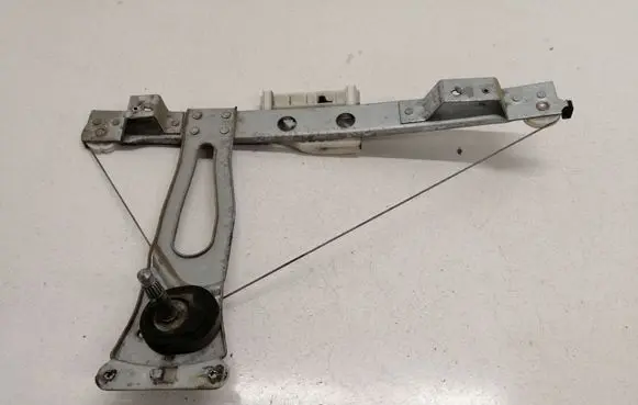 Rear door manual window regulator