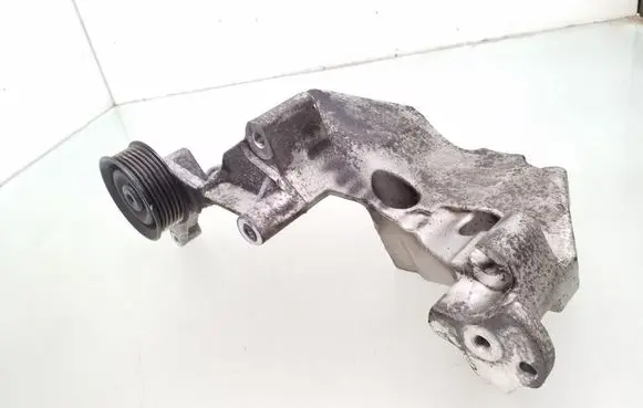 Hyundai ix35 Generator/alternator bracket 