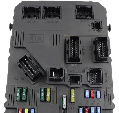 Peugeot 407 Fuse module 9655221080 S120104700K