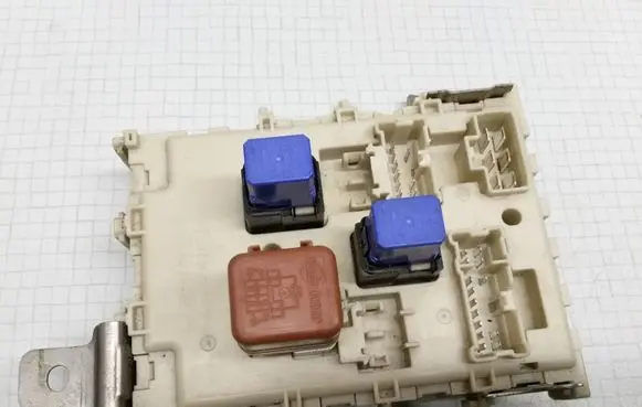 Nissan Maxima Fuse module 243503Y500 0212041