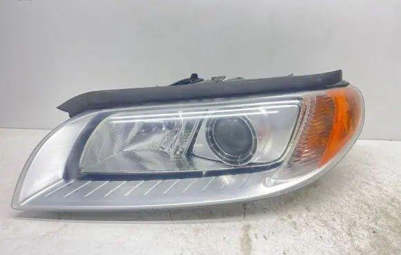 Volvo V70 Headlight/headlamp 31214347