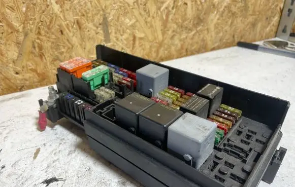 Mercedes-Benz ML W164 Fuse box set A1645400272 2505805